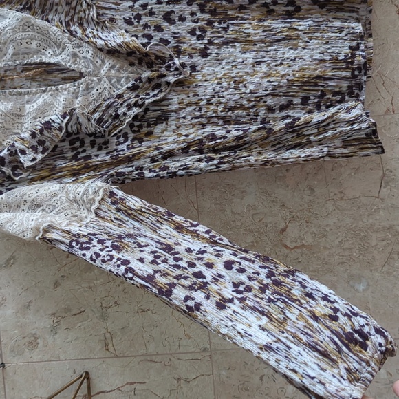 Gimmicks by BKE cheetah top - Picture 3 of 4